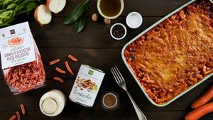 Pasta al forno con pasta ai legumi vegetale, ragù di lenticchie e besciamella vegana