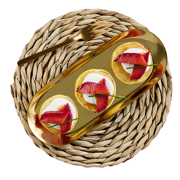 Blinis con Salmone Gravlax alla Barbabietola, Panna Acida ed Erba Cipollina