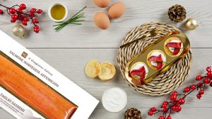 Blinis con Salmone Gravlax alla Barbabietola, Panna Acida ed Erba Cipollina